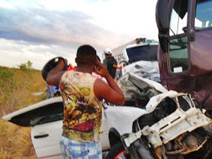 Frente do carro ficou destruída após colisão na BR-304, em Assu (Foto: Francisco Coelho/Focoelho.com)