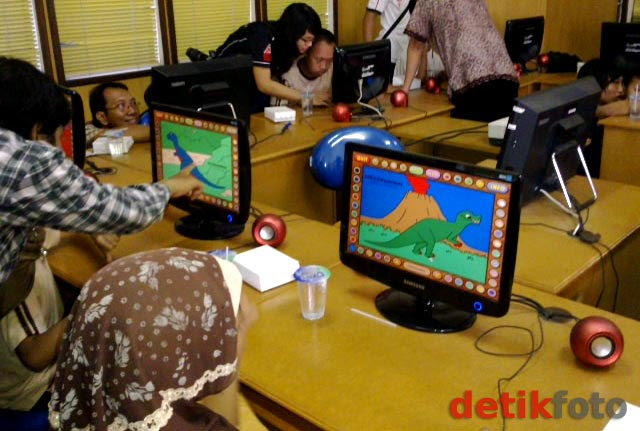 Puluhan Siswa SLB Dilatih Komputer