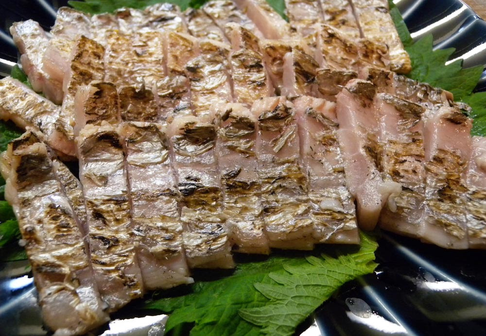 タチウオ捌きは超簡単 炙りのお刺身 塩焼き ムニエル 骨せんべい フライ 澄まし汁 ラーメン ごまプリンの沖釣りに行こうよ
