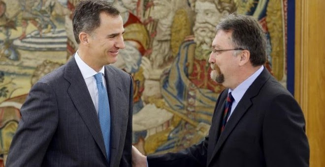 El rey Felipe Vi junto a Isidro Manuel Martínez, representante de Foro de Asturias en el Palacio de la Zarzuela. EFE/Ángel Díaz.