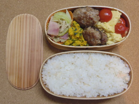 お弁当 しいたけの肉詰めとトマト入りオムレツ おっとメシだ