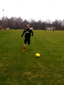 現地特派 19日ベローナ戦 1トップ バロテッリ 左にロビーニョ 右にカカ そして中央には本田圭佑