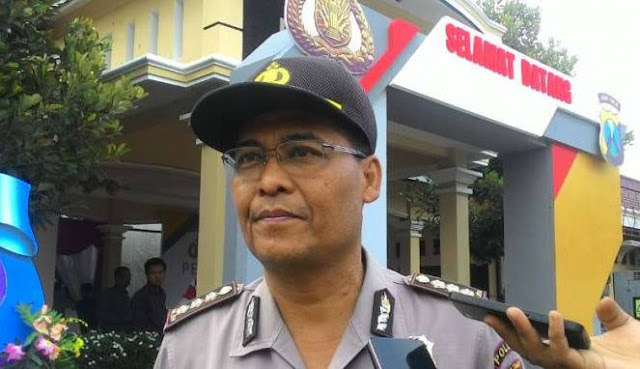 Tiga 'Sultan' Susul Dimas Kanjeng Huni Tahanan HorasSumutNews.com - Berita Terkini Terbaru Hari Ini - Penyidik Direktorat Reserse Kriminal Umum (Ditreskrimum) Kepolisian Daerah (Polda) Jawa Timur menetapkan tiga tersangka baru dalam kasus dugaan penipuan di Padepokan Dimas Kanjeng. Para tersangka baru itu langsung ditahan di Markas Polda Jatim seusai diperiksa seharian pada Selasa, 1 November 2016. Berita Daerah Indonesia, 