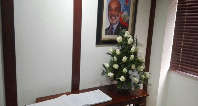 Nuncio apostólico firma libro de condolencias de René Préval