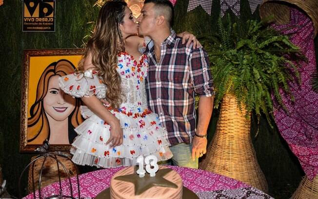 ...e vestida de noiva, trocou beijos e carinhos com o marido