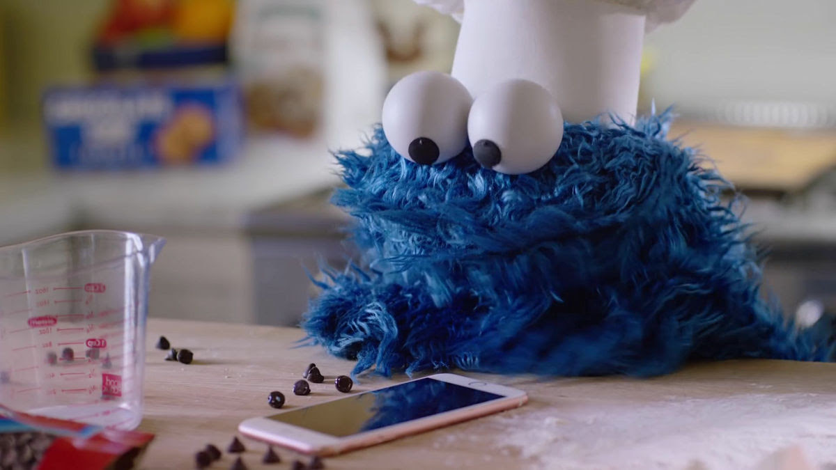 Cookie Monster Launches Siri On Iphone And Burns Cookie With Voice Command Apple Official Movie Timer Gigazine