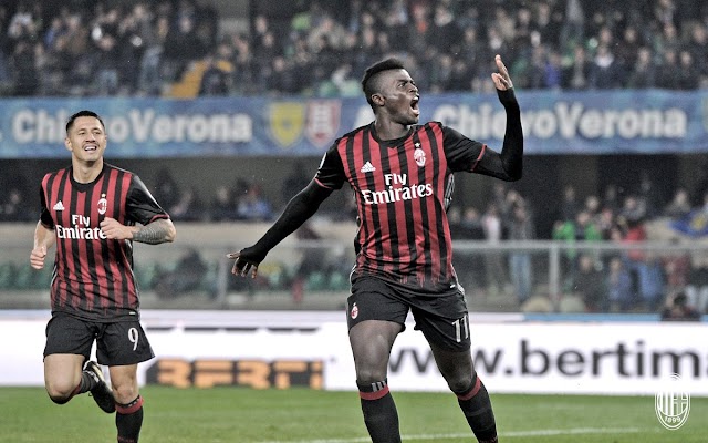 Em jogo de golaços, Milan vence e se coloca na briga por vaga a UCL