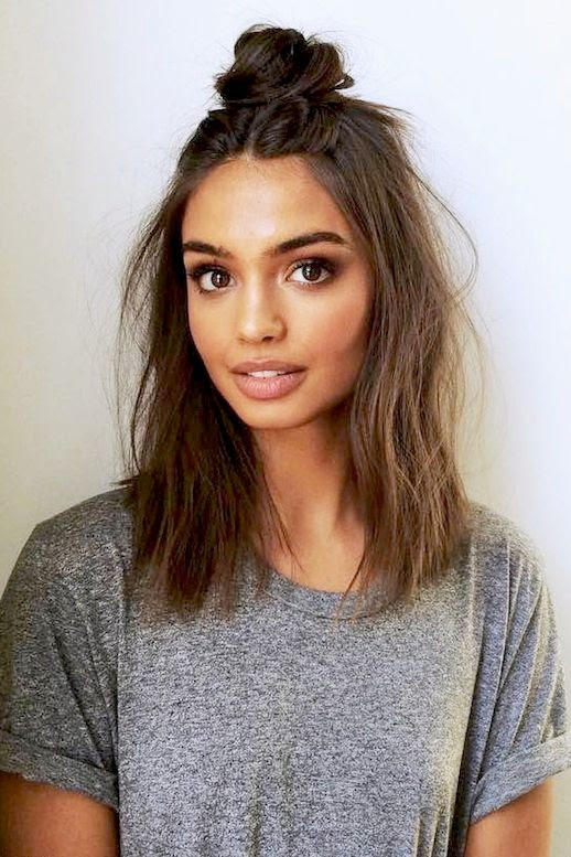Le Fashion Blog Casual Weekend Hairstyle Messy Half Up Top Knot Mascara Lipliner Grey Tee Shirt Via @elizabethrsawatzky