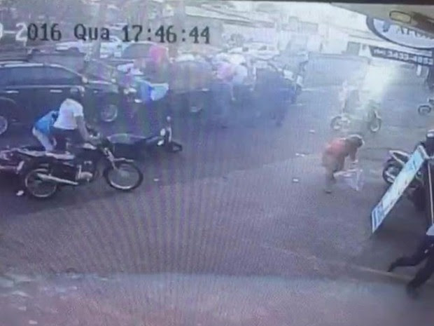 Vídeo mostra criminoso atirando contra carreata de candidato a preito de Itumbiara e vice-governador de Goiás (Foto: Divulgação/Polícia Civil)
