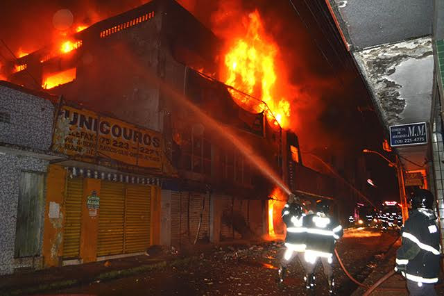 Incêndio de grandes proporções atinge lojas do centro comercial de Feira de Santana