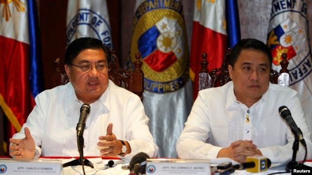 Thứ trưởng Quốc phòng Philippines Pio Lorenzo Batino (phải) nói các diễn tiến 'lấp biển lấy đất' của Trung Quốc tại bãi đá Chữ Thập là 'mối quan ngại rất nghiêm trọng'.