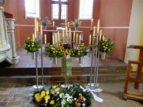 März 1993 in berlin) ist ein deutscher fußballspieler. Blumendekorationen auf der Urne - LEISTUNGEN