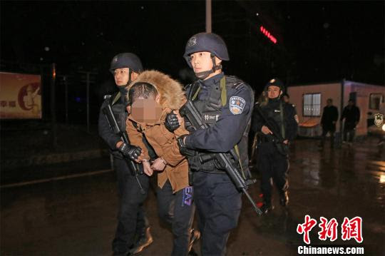 黄石警方从境外追回涉黑涉恶逃犯 吴刚 摄