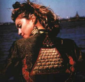 Madonna muestra su chaqueta con la pirámide y el ojo que todo lo ve