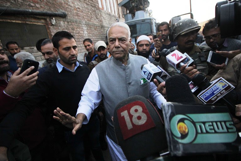 Yashwant Sinha speaking to reporters after meeting Syed Ali Geelani outside later's residence on Oct 25, 2016. (KL Image: Bilal Bahadur)