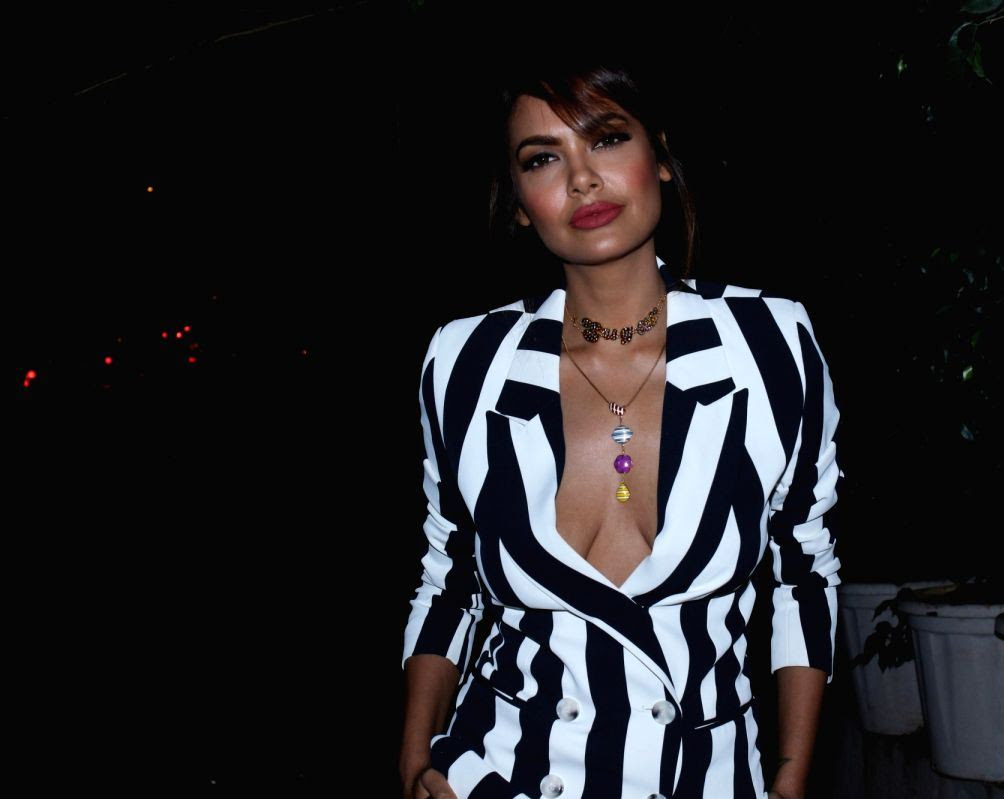 Indian Actress Esha Gupta Hot Photos At a launch of Jewelry Brand