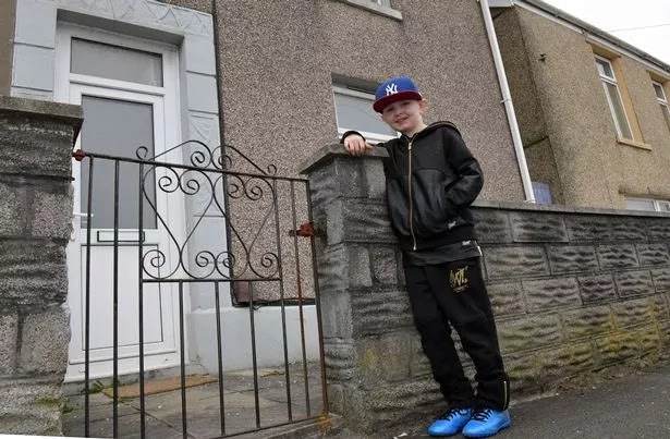 Meet 9-year-old boy of the youngest boxing champion (photos, video)