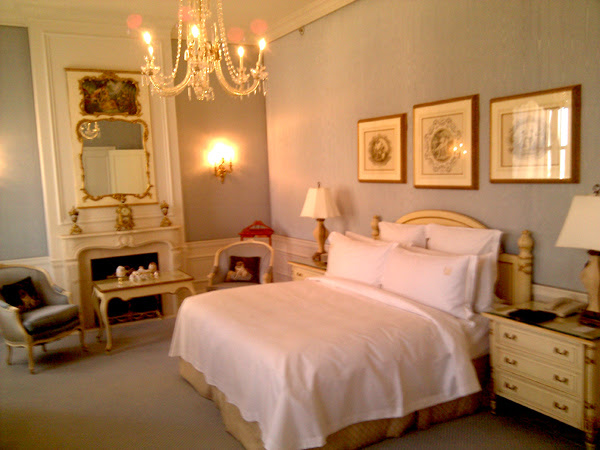 واحدة من غرف النوم الفاخرة في "والدورف أستوريا، نيويورك"