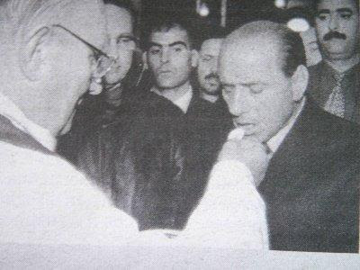 Eucarestia: Berlusconi e don Verzè al funerale di Craxi.