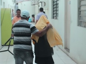Momento em que a vítima chega para prestar depoimento e tomar coquetéis contra Aids