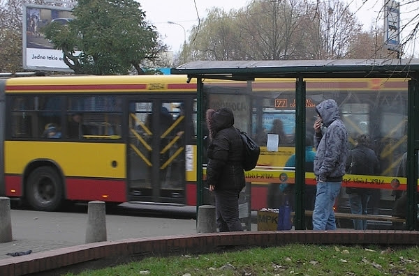 Palenie papierosów za wiatą jest także wykroczeniem zagrożonym mandatem, chociaż nikomu wówczas dym nie przeszkadza.
