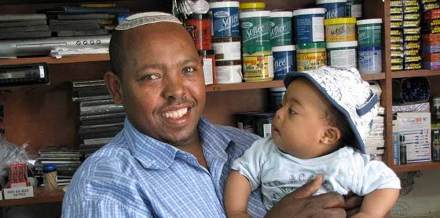 Un optimista etíope con su hijo recien nacido. | Foto: Sal Emergui