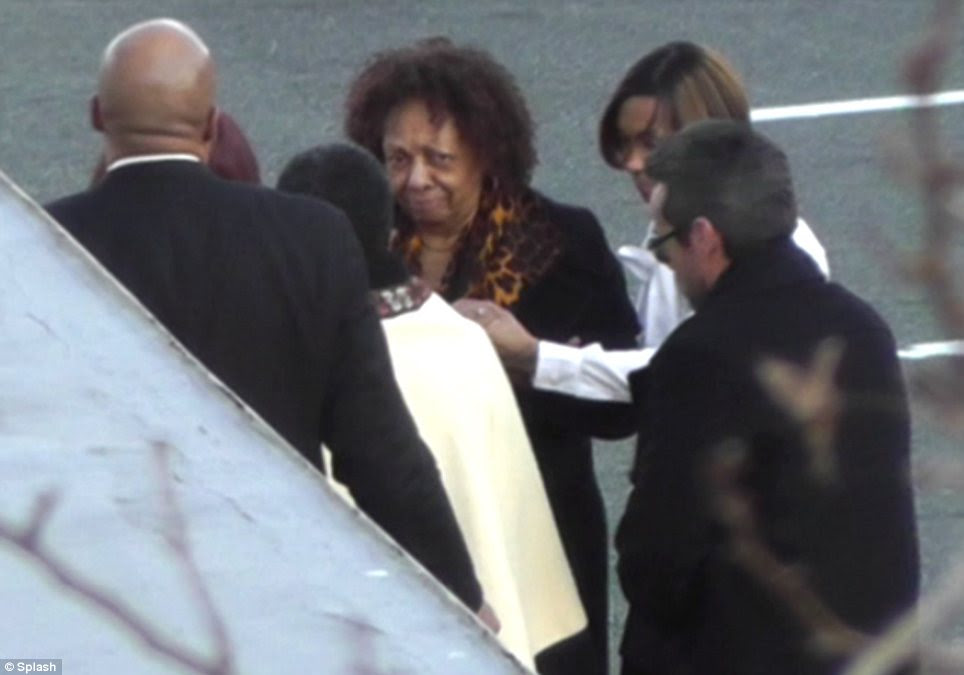 Tempo emocional: a mãe de Whitney Houston Cissy Houston, 78, foi visto chegando à casa funerária para uma visualização especial privada com amigos próximos e familiares na tarde de sexta-feira 