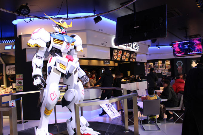 ガンダム スクエア のカフェでガンダムの世界へ ずっと茨木