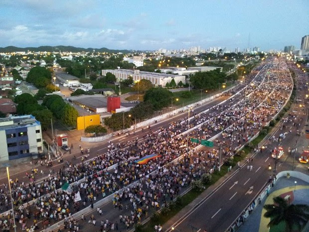 #RevoltadoBusão em Natal - protesto bloqueia a BR-101 (Foto: Henrique Dovalle/G1)