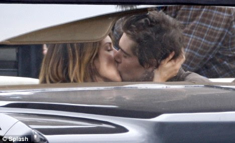 shenae grimes kiss