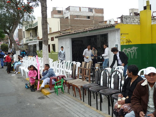 Les riverains sortent leurs chaises pour les louer