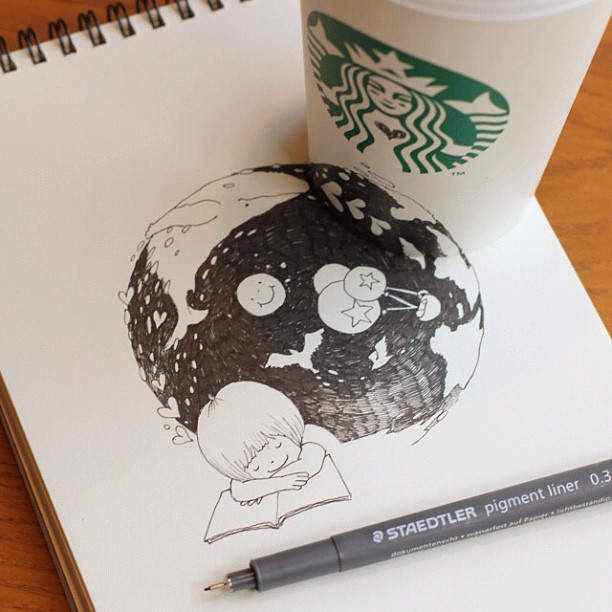 スタバのコーヒーカップとコラボで表現されるメルヘンチックなイラスト K Conf
