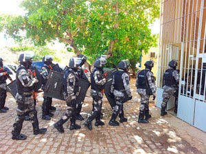 Policiais do BPChoque realizam vistoria na Penitenciária de Alcaçuz (Foto: Henrique Dovalle/G1)