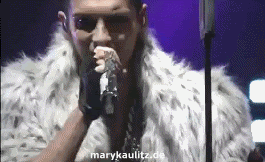 http://i941.photobucket.com/albums/ad260/xMaryKaulitzx/Animations/2011/performingvmaj/4.gif