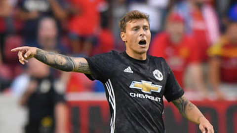 Fan M.U suy sụp vì pha chặt chém của Lindelof