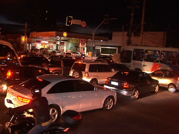 Semáforos em Fortaleza sofreram pane e trânsito ficou complicado nesta quarta-feira (10) (Foto: TV Verdes Mares/Reprodução)