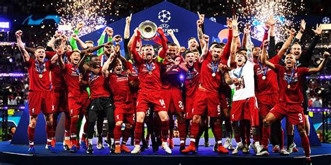 Each trophy stands 3ft 5in (104cm) tall and is 2ft (61cm) wide. Cup Finals: Wins for Liverpool & Chelsea! | Premier Skills