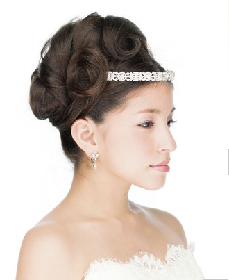 結婚式で可愛さを演出 ティアラをつけた花嫁の髪型画像選