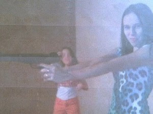 Em foto, vereadora do interior de São Paulo aparece com arma na mão (Foto: Reprodução/ EPTV)