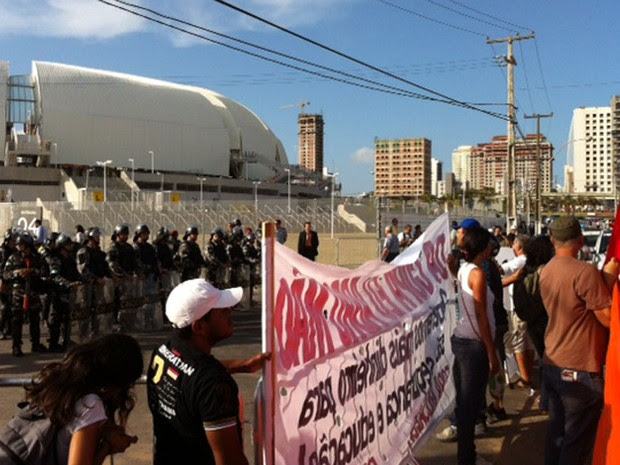 Manifestantes saíram às ruas de Natal para protestar contra os gastos da Copa e administração dos governos federal e estadual (Foto: Felipe Gibson/G1)