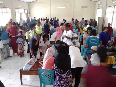 Tual, Malukupost.com - Satuan Lalu Lintas (Satlantas) Kepolisian Resort (Polres) Maluku Tenggara (Malra) menggelar berbagai kegiatan dalam rangka memperingati HUT Lalu Lintas Bhayangkara ke 61 tanggal 22 September mendatang, kegiatan tersebut antara lain lomba taekwondo, dan karateka tingkat SMA, volly ball dan balap motor, serta khitanan massal. Kegiatan khitanan massal yang dilaksanakan Satlantas Polres Maluku Tenggara dilaksanakan di Aula Mapolres setempat pada tanggal 12 September lalu melibatkan 100 Anak. Kepala Satlantas Polres Malra, John D. Baumasse, S.Sos, mengatakan kegiatan khitanan massal tersebut merupakan salah satu dari rangkaian kegiatan yang dilaksanakan Satlantas Polres Malra dalam rangka menyongsong HUT Lalu lintas Bhayangkara. “Kegiatan ini sejalan dengan visi misi kapolri yaitu program promoter sebagai wujud nyata kepedulian kepolisian terhadap masalah-masalah sosial yang dihadapi oleh sebagian masyarakat kita sesuai karakterisitik wilayah masing-masing yang mana diharapkan Polri dapat memberikan solusi dan membantu meringankan beban masyarakat tersebut,” ujarnya di Tual, Rabu (21/9). Menurut Baumasse, tujuan kegiatan khitanan massal disamping sebagai program sosial kepolisian juga sebagai pelaksanaan kegiatan bulan bakti lantas dalam rangka HUT Lalu Lintas Bhayangkara ke-61 tahun 2016. “Dari hasil koordinasi kami dengan para imam masjid di wilayah kota tual dan kabupaten maluku tenggara serta bantuan beberapa kelapa desa maka peserta khitanan massal berjumlah 100 anak,” ungkapnya Baumasse katakan, kegiatan khitanan massal tersebut dapat terlaksana dengan baik berkat kerja sama pemerintah kota tual dan dinas kesehatan dari pemerintahan maluku tenggara dengan segala bantuan dukungannya baik berupa tenaga medis dan obat-obatan. Baumasse menghimbau kepada seluruh masyarakat kota Tual dan Kabupaten Maluku Tenggara khususnya pengendara roda dua dan roda 4 untuk mengutamakan keselamatan. “Saat bepergian periksa kelengkapan kendaraan anda, jangan lupa selalu membawa kelengkapan kendaraan anda. Bagi Pengendara roda dua maupun empat yang belum memiliki SIM agar dapat mengurusnya di Satlantas Polres Maluku Tenggara, kami siap melayani anda,” pungkas Baumasse. (MP-16)
