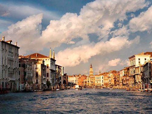Lễ hội Carnival Venice năm nay diễn ra từ 26/2 đến 8/3. Du khách tới đây có thể mua mặt nạ và thuê những bộ đồ hóa trang để hòa mình vào lễ hội rực rỡ sắc màu này.