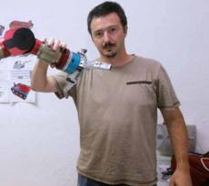 Roberto Guzmán con uno de sus robots