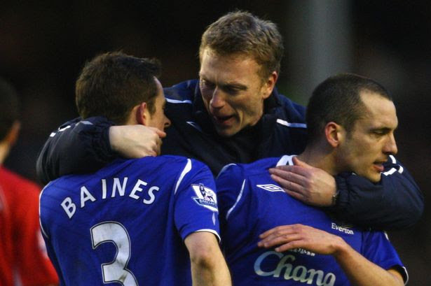 David Moyes of Everton celebrates victory with Leighton Baines and Leon Osman