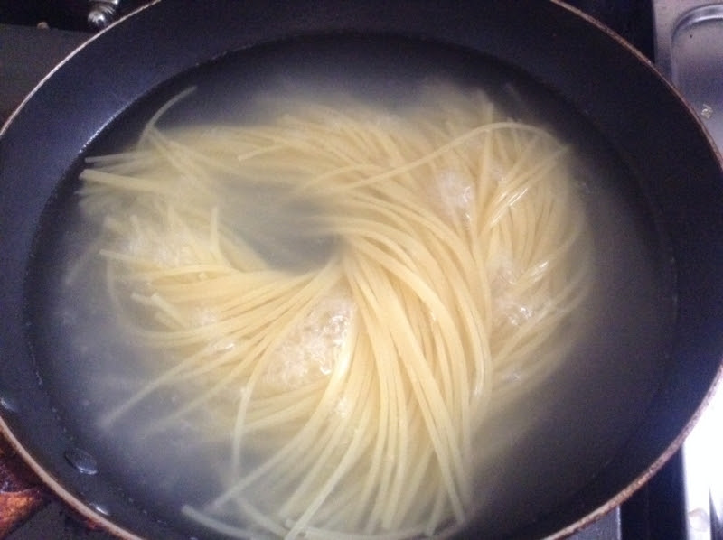 パスタを茹でるのはフライパンがイイ 気楽な節約 手抜きで行こう