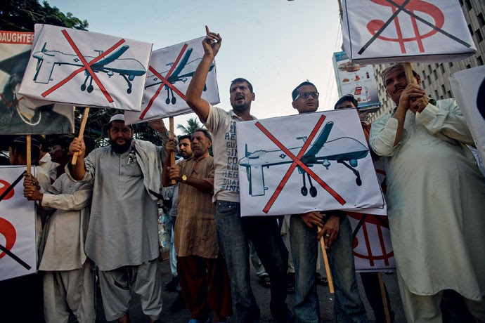 Não é inseto: paquistaneses protestam em Karachi contra o uso de drones em ataques aéreos norte-americanos (Foto: Monmouth University Polling Institute (EUA))