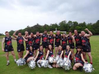 世界初 オーストラリアンフットボール公式チアリーダー誕生 7月13日の試合にて 世界で初めてオーストラリアンフットボールの試合でパフォーマンスを行いました ワールドスポーツコミュニティ株式会社 プレスリリース配信代行サービス ドリームニュース