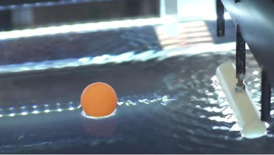 控制漂浮物 牵引波浪可让物体逆水移动