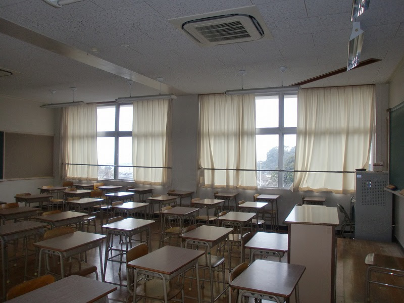 教室のカーテン掛け替え ヒロ トモ日記