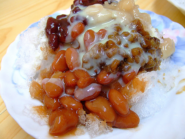 有大小紅豆、白豆、綠豆的四豆冰